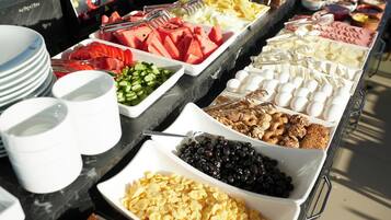 Sarapan bufet setiap hari (EUR 8 seorang)