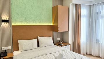 In-room safe, soundproofing, iron/ironing board, free WiFi