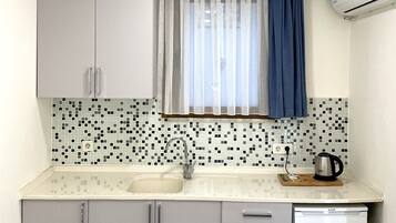 In-room safe, soundproofing, iron/ironing board, free WiFi