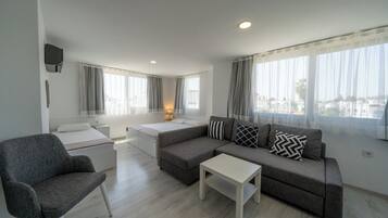 Habitación Deluxe | Ropa de cama hipoalergénica, camas con pillow-top, minibar y escritorio