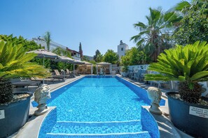 Outdoor pool, pool umbrellas, sun loungers - Artunc Boutique Hotel (Bodrum)