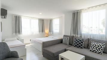 Rom – deluxe | Allergitestet sengetøy, senger med overmadrass, minibar og skrivebord