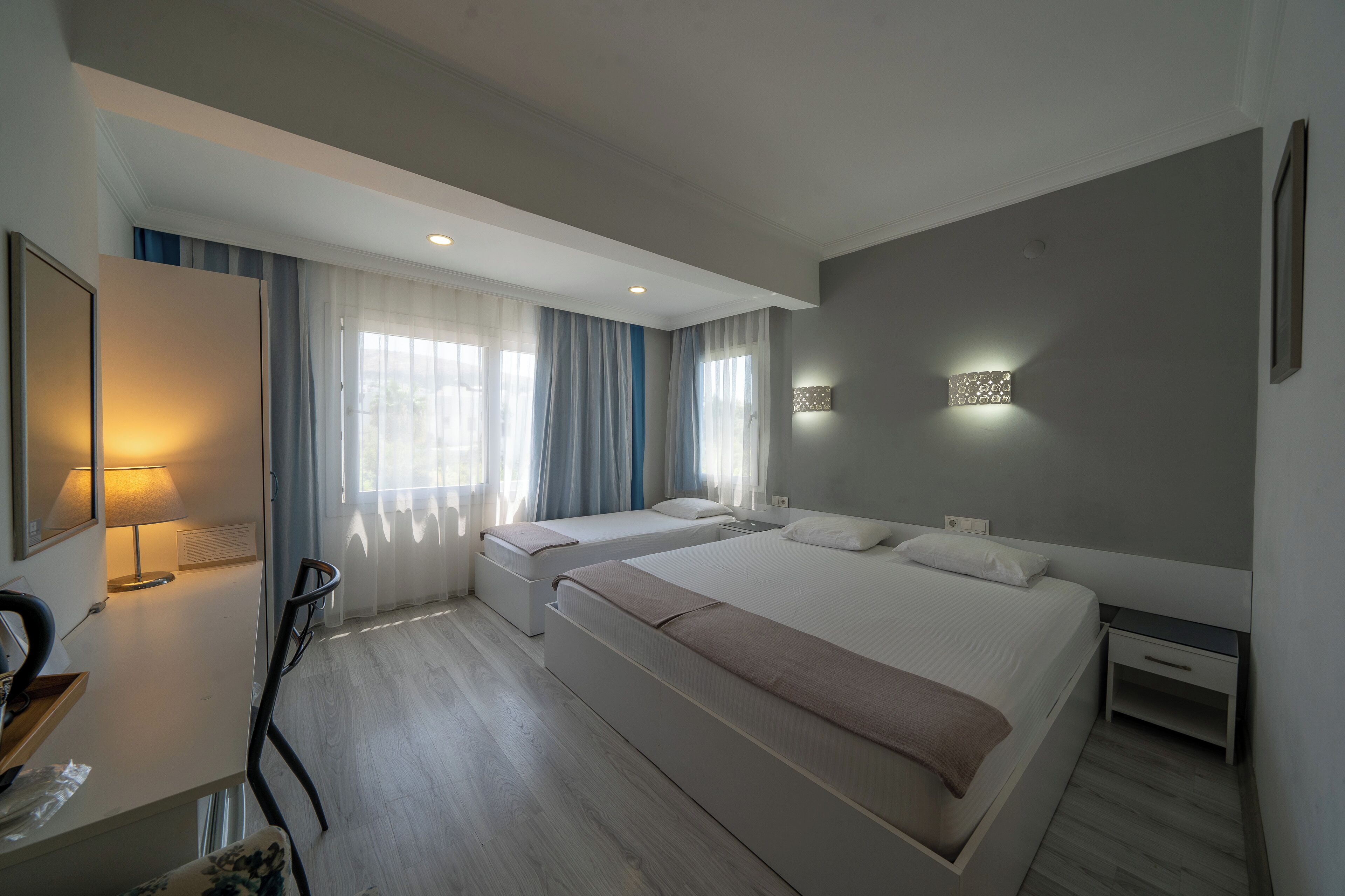 triple room | 1 bedroom, hypo-allergenic bedding, pillow-top beds, minibar