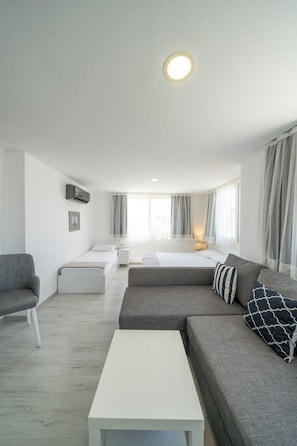 Habitación Deluxe | Ropa de cama hipoalergénica, camas con pillow-top, minibar y escritorio