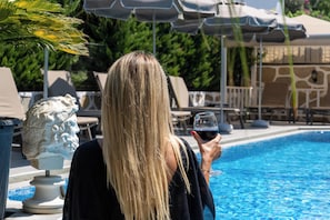 Outdoor pool, pool umbrellas, sun loungers - Artunc Boutique Hotel (Bodrum)