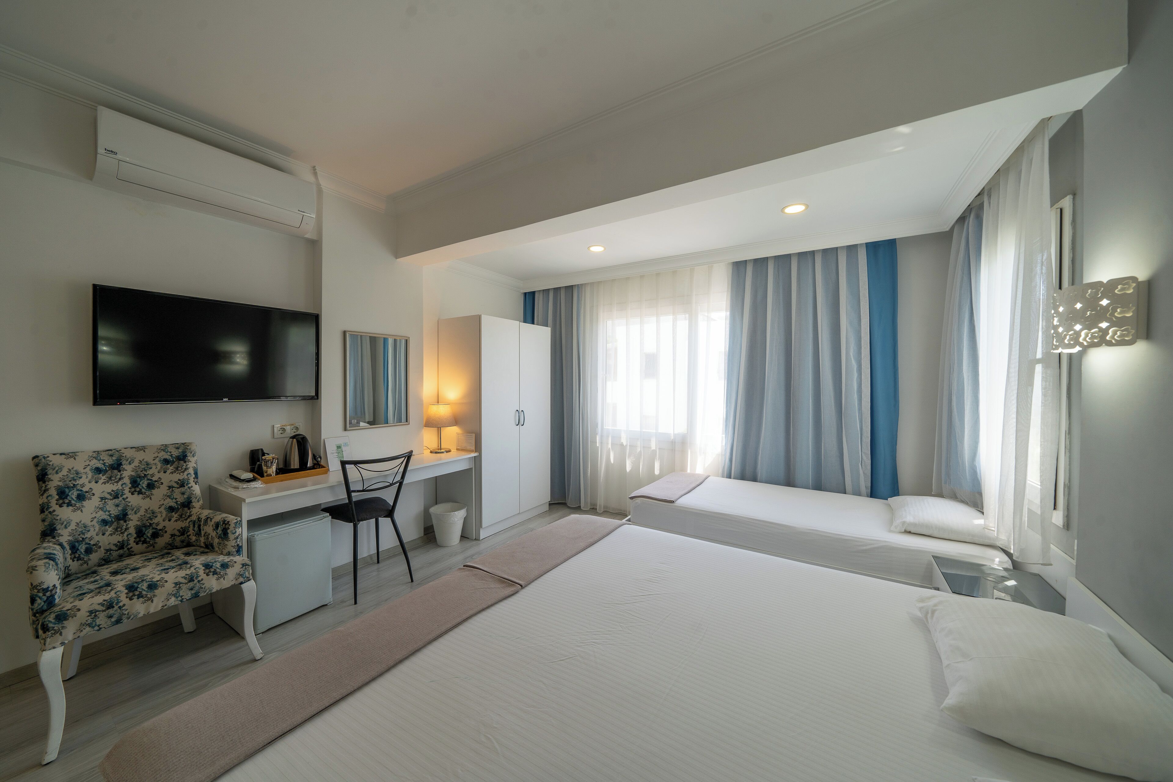 triple room | 1 bedroom, hypo-allergenic bedding, pillow-top beds, minibar