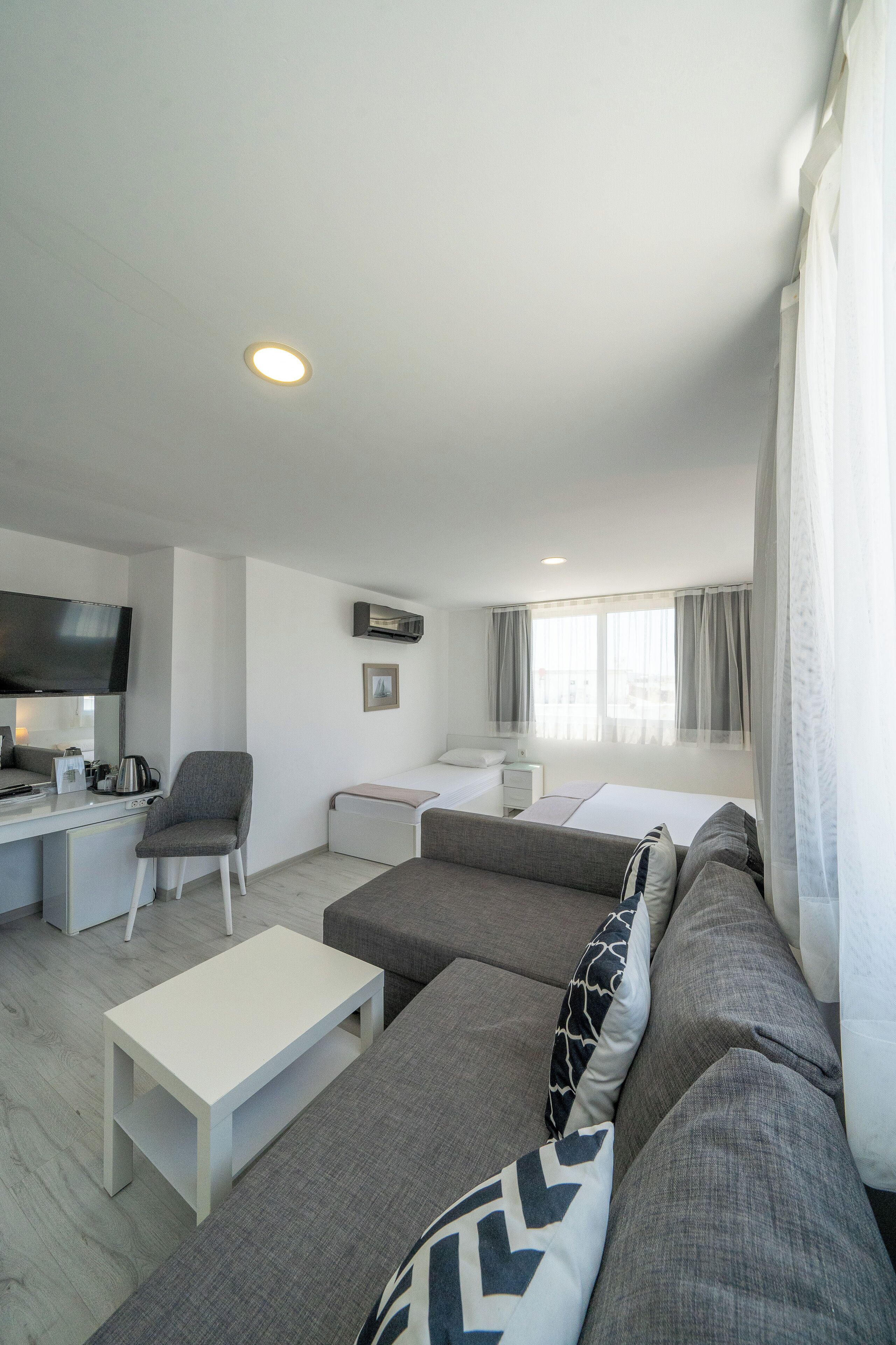 deluxe room | 1 bedroom, hypo-allergenic bedding, pillow-top beds, minibar