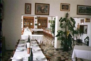 Déjeuner, dîner et souper servis sur place