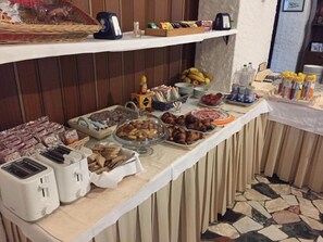 Petit déjeuner, déjeuner et dîner servis sur place