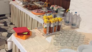 Petit déjeuner, déjeuner et dîner servis sur place