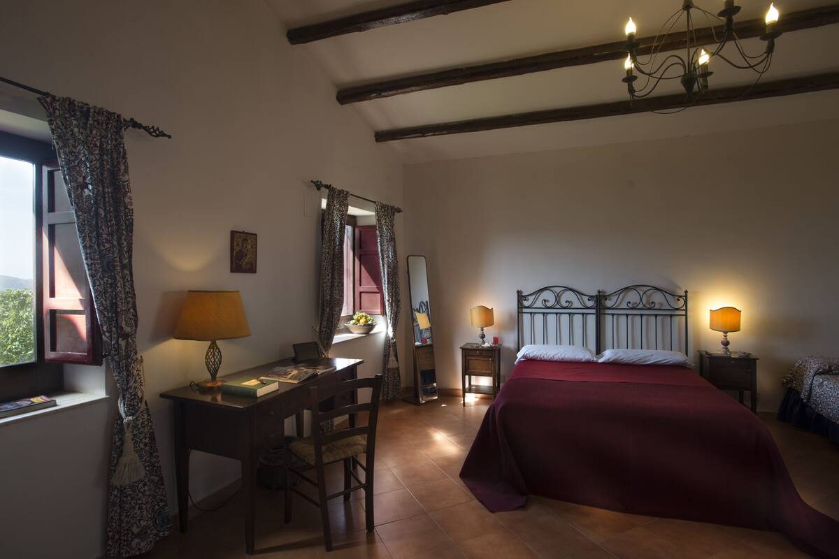 Escritorio, wifi gratis, ropa de cama