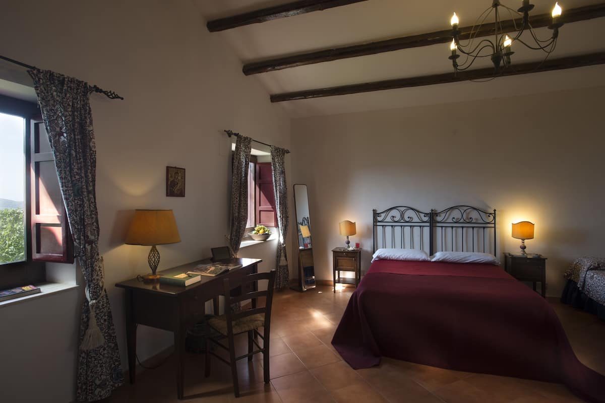 Escritorio, wifi gratis y ropa de cama