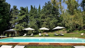 Piscine extérieure, chaises longues