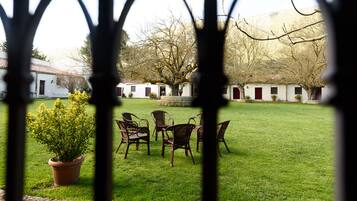 Comfort suite, 1 slaapkamer, uitzicht op de binnenplaats, op benedenverdieping | Een bureau, gratis wifi, beddengoed