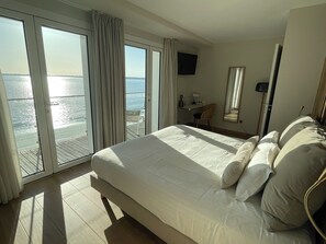 Superior kamer, balkon, uitzicht op zee | Een minibar, een kluis op de kamer, een bureau, verduisterende gordijnen