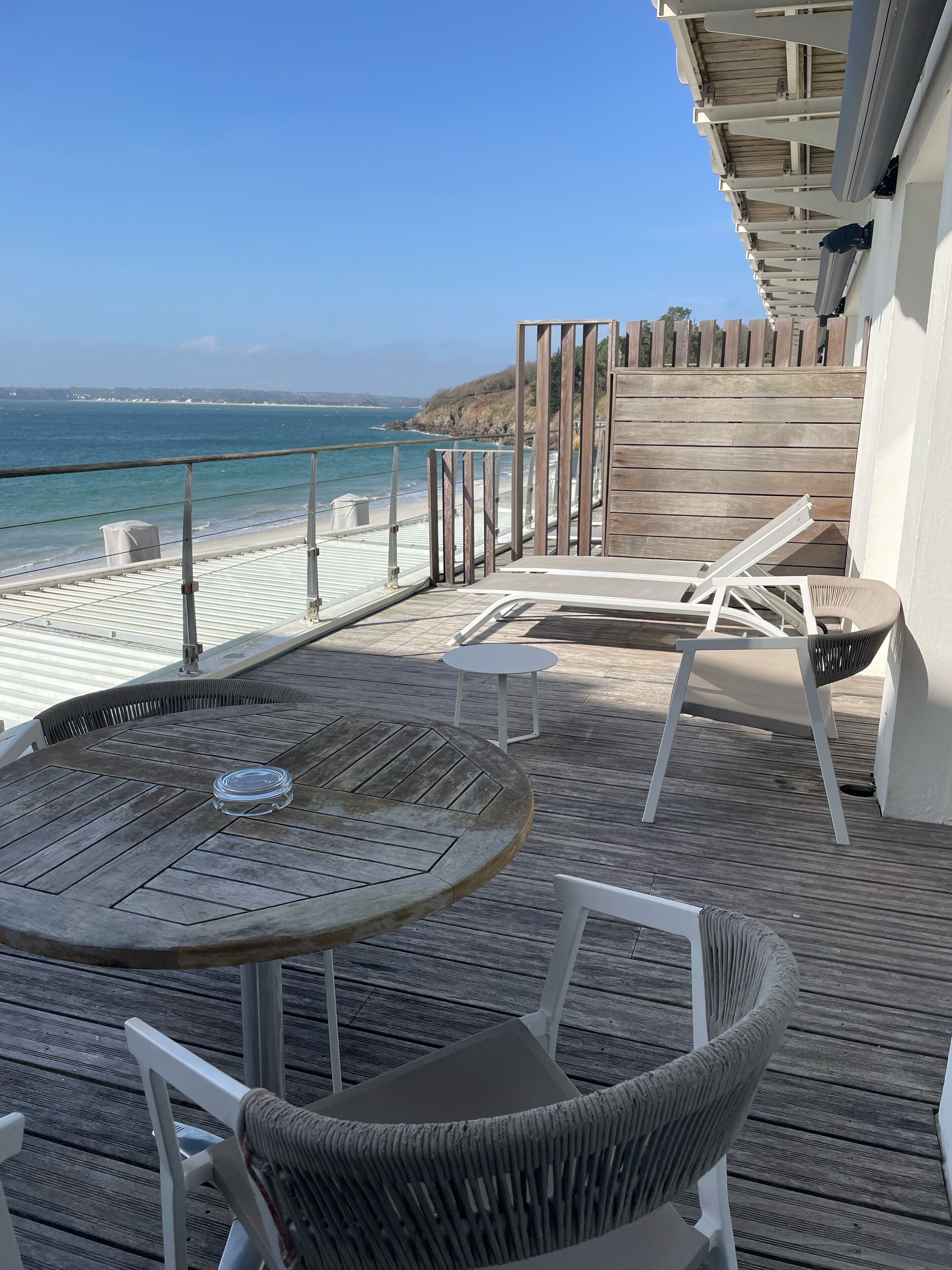 ห้องซูพีเรีย, ระเบียง, วิวทะเล | ม  ินิบาร์, ตู้นิรภัยในห้องพัก, โต๊ะทำงาน, ผ้าม่านกันแสง