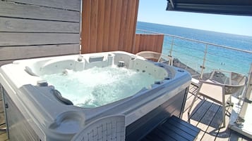 Minibar, coffres-forts dans les chambres, bureau, rideaux occultants