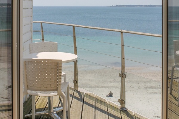 Junior Suite, Sea View | Minibar, in-room safe, desk, blackout drapes