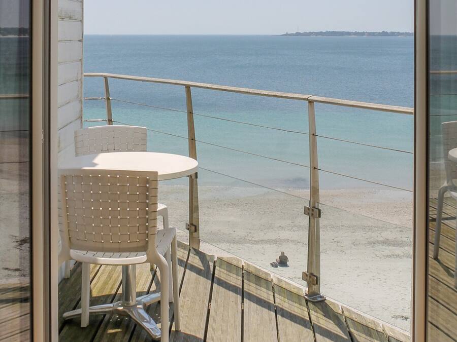 Suite Junior, pemandangan laut | Minibar, brankas, meja kerja, dan tirai kedap cahaya