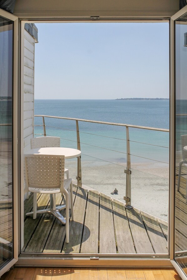 小型套房, 海景 | 迷你吧、客房内保险箱、办公桌、遮光窗帘