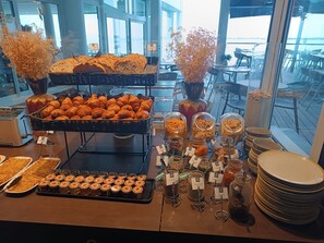 Daily continental breakfast for a fee - Les Sables Blancs (Concarneau)