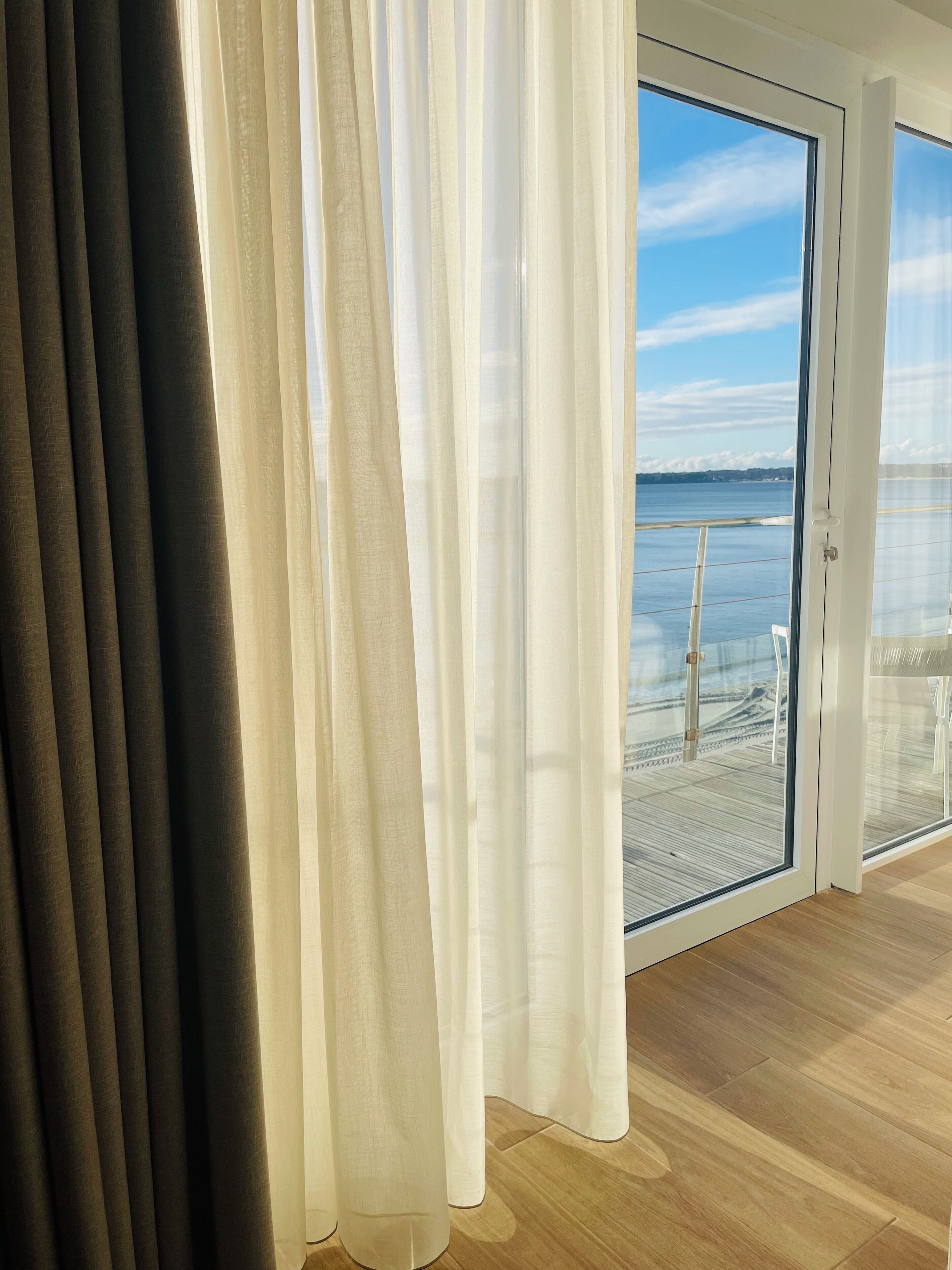 Camera Superior, balcone, vista mare | Minibar, una cassaforte in camera, una scrivania, tende oscuranti