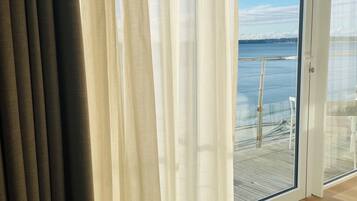 Camera Superior, balcone, vista mare | Minibar, una cassaforte in camera, una scrivania, tende oscuranti