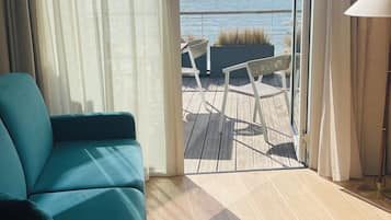 Junior suite, uitzicht op zee | Een minibar, een kluis op de kamer, een bureau, verduisterende gordijnen