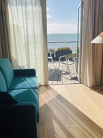 Suíte júnior, vista para o mar | Frigobar, cofres nos quartos, escrivaninha, cortinas blackout