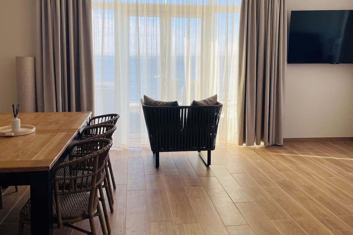 Luxury-Suite, Terrasse, Meerseite | Minibar, Zimmersafe, Schreibtisch, Verdunkelungsvorhänge