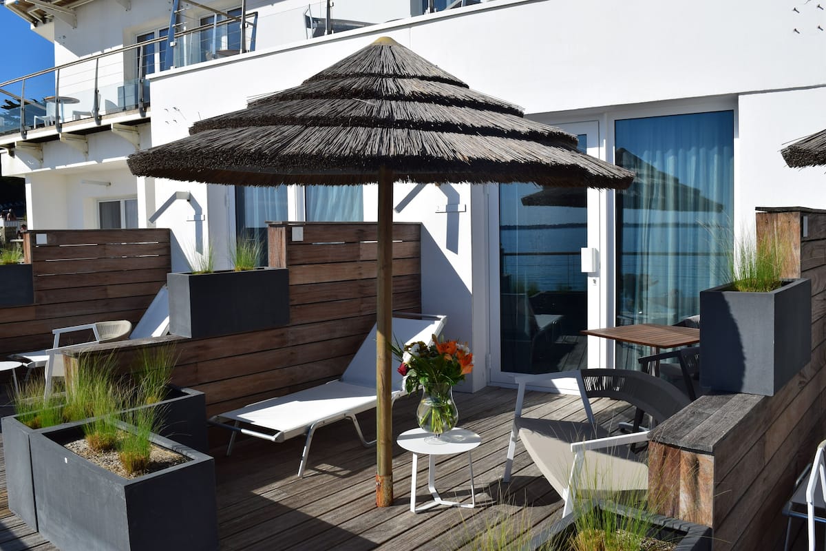 Habitación superior, 1 cama matrimonial, vista al mar, planta baja | Terraza o patio