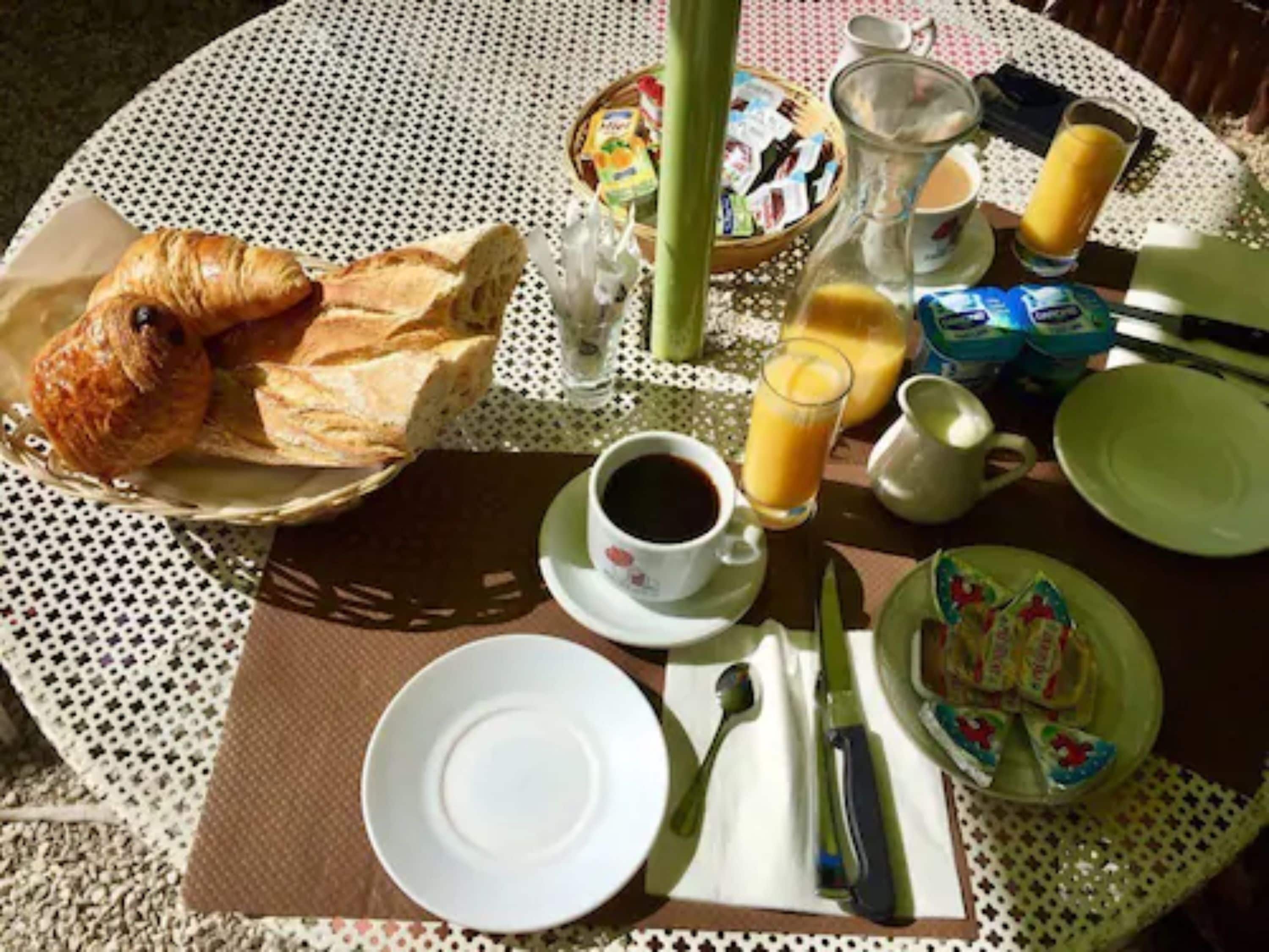 daily continental breakfast (eur 8 per person)