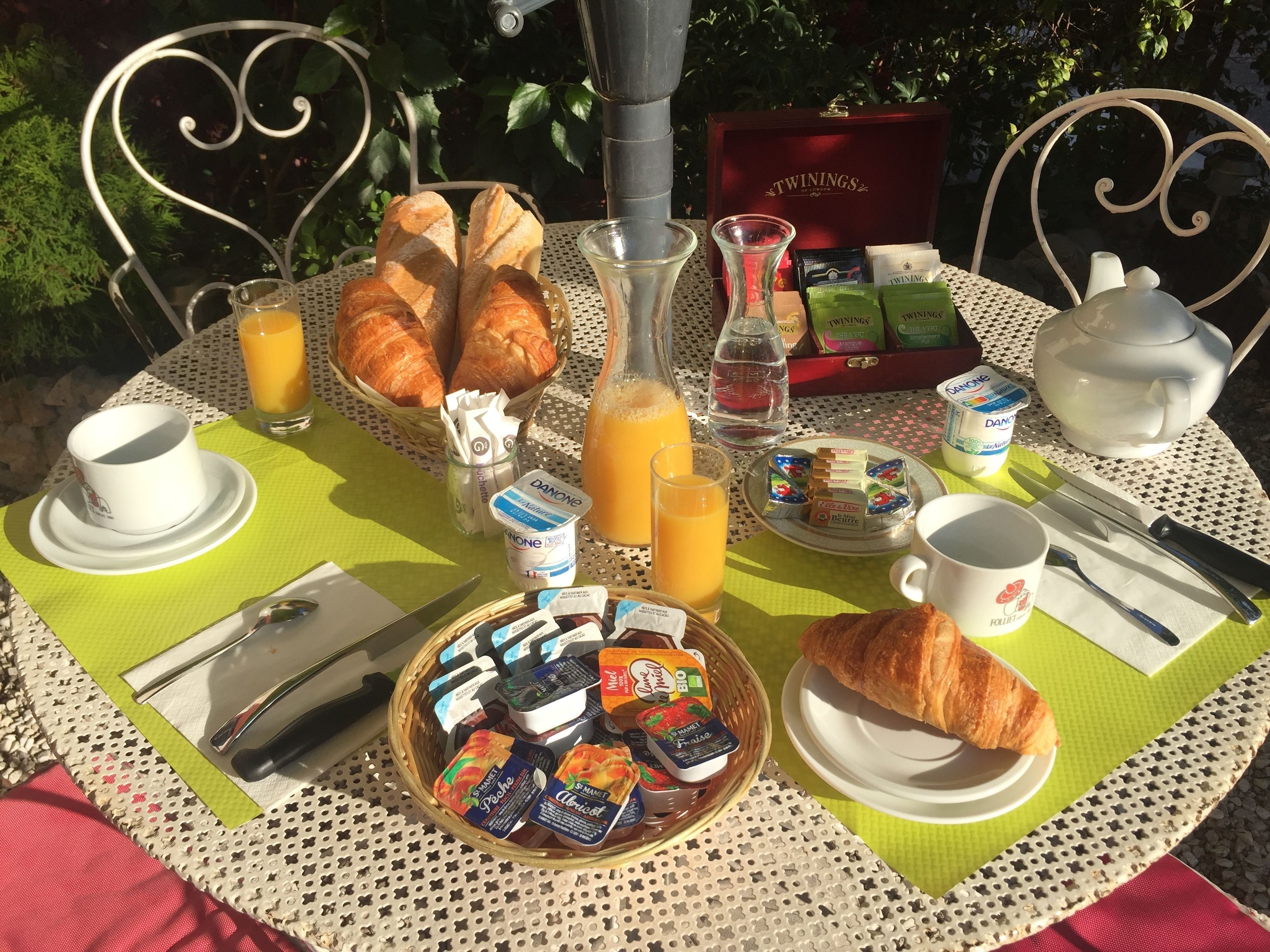 daily continental breakfast (eur 8 per person)
