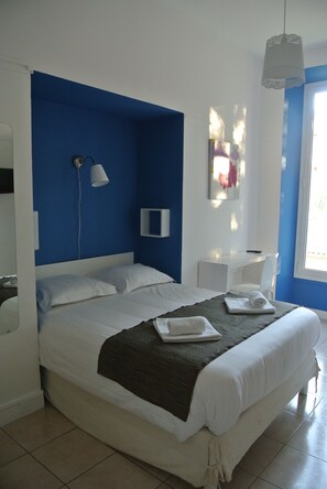 Dobbeltrom, delt bad | Minibar, skrivebord, lydisolert og strykejern/-brett