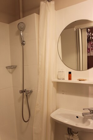 Standard Room, 2 Twin Beds | Bathroom shower - Hôtel Danemark (Nice)