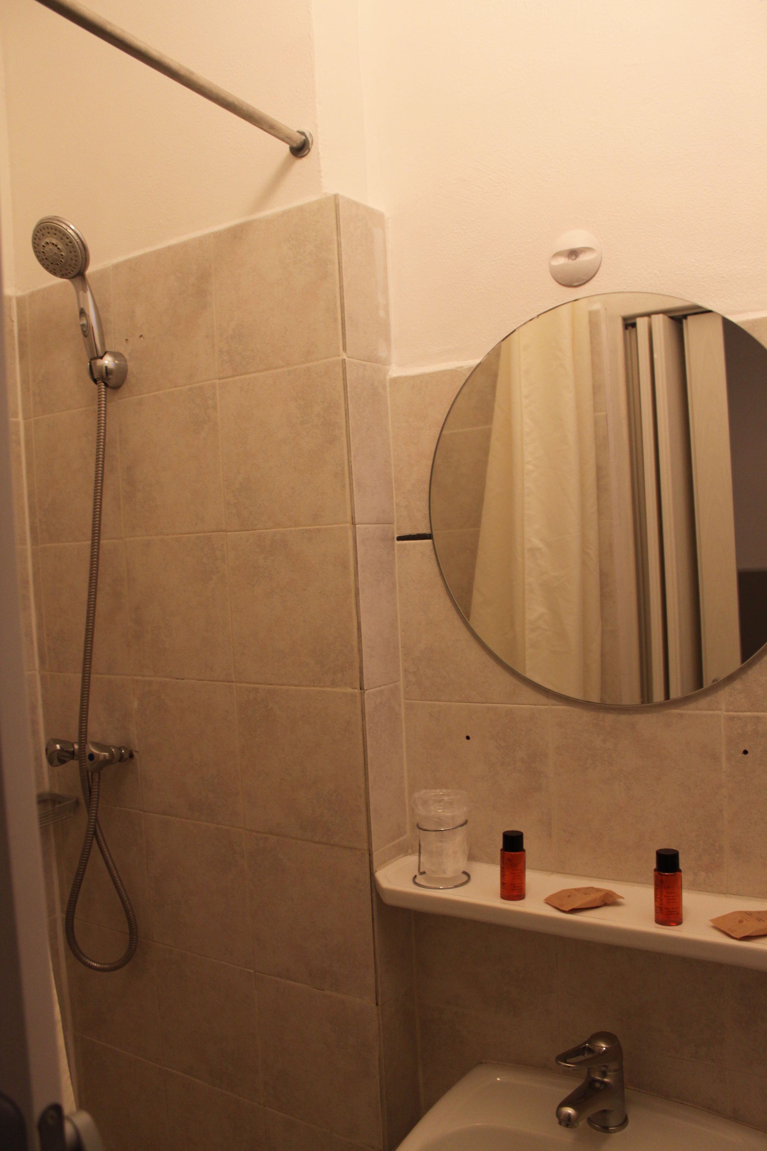 standard room, 2 single beds | bathroom shower