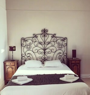 Chambre superieure 1 lit double 1 lit simple  | Minibar, desk, soundproofing, iron/ironing board - Hôtel Danemark (Nice)