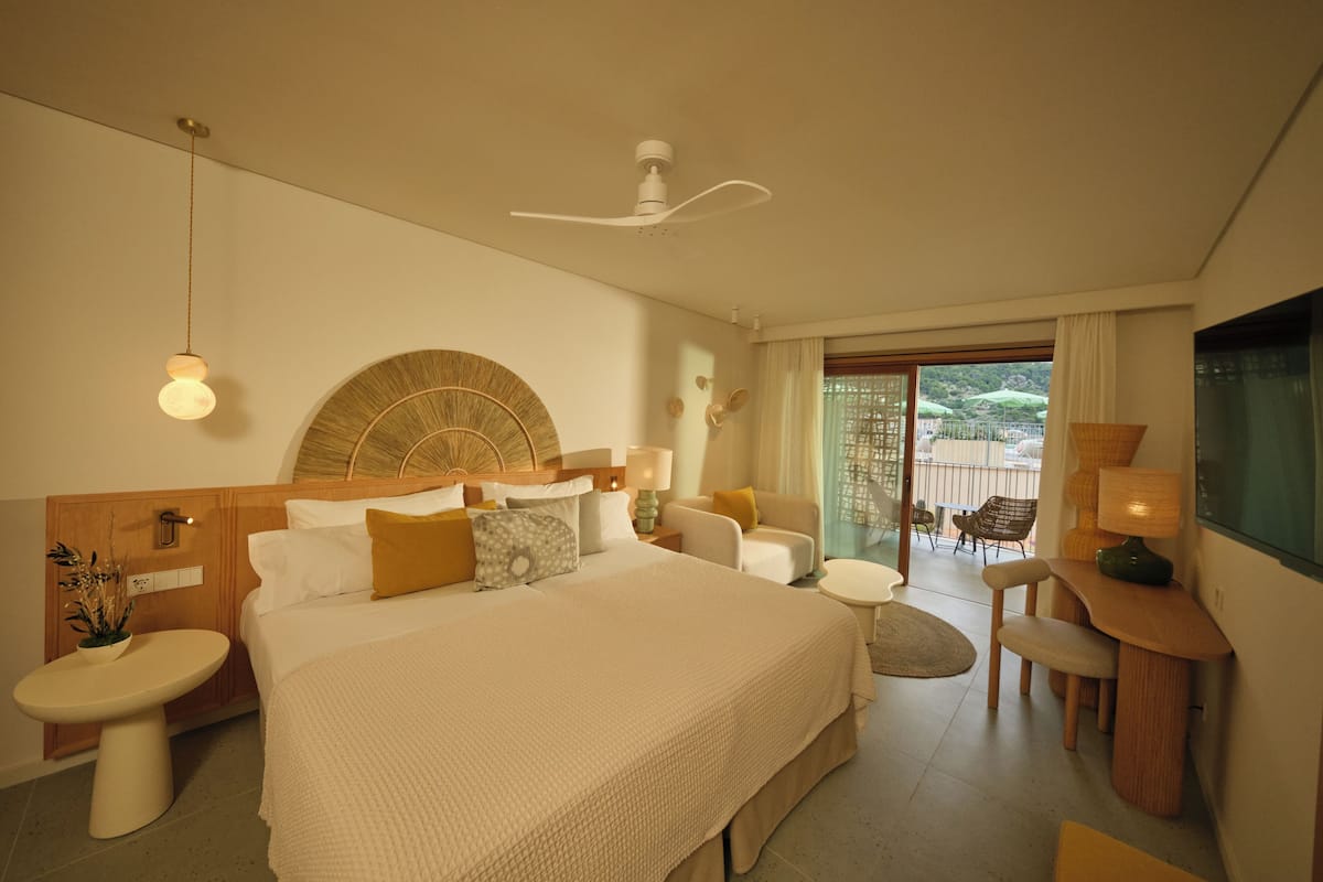 Deluxe Double Room, Balcony, Mountain View | Minibar, in-room safe, desk, blackout drapes