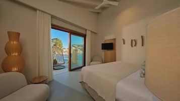 Junior suite, balkon, uitzicht op zee | Een minibar, een kluis op de kamer, individueel gedecoreerd, een bureau