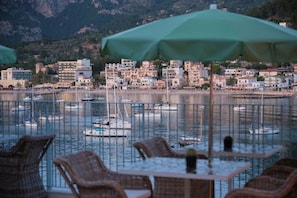 Poolside bar