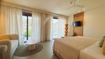 Deluxe tweepersoonskamer, toegankelijk voor rolstoelgebruikers, uitzicht op zee | 1 slaapkamer, een minibar, een kluis op de kamer