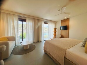 Dobbeltrom – deluxe, tilpasset bevegelseshemmede, sjøutsikt | Minibar, safe på rommet, individuelt dekorert og skrivebord