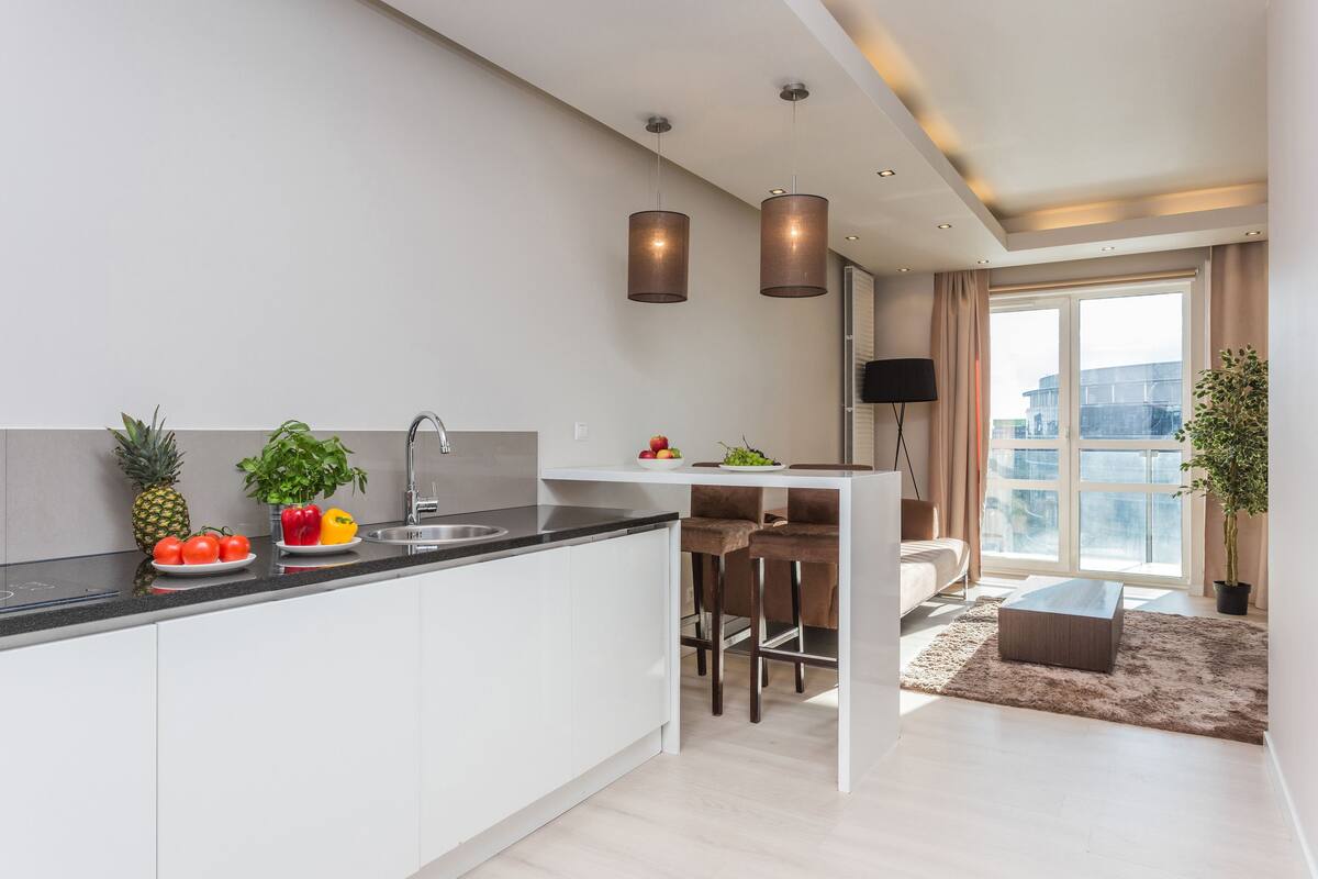 Frigorífico pequeño, placa de cocina y lavavajillas
