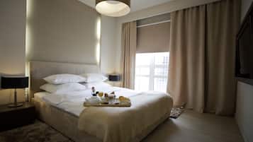 Luxury Family Apartment, 2 Bedrooms | Premium bedding, in-room safe, blackout drapes, iron/ironing board
