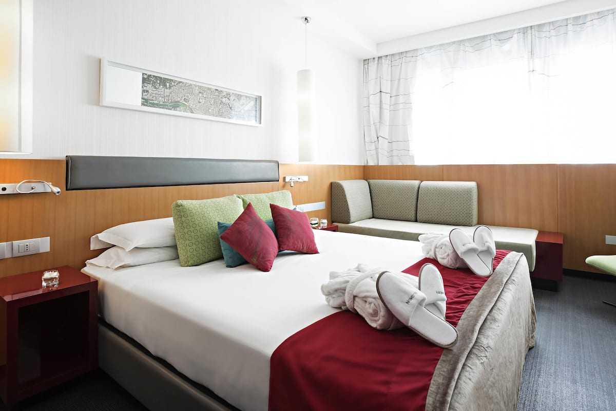 Egyptian cotton sheets, premium bedding, pillowtop beds, minibar