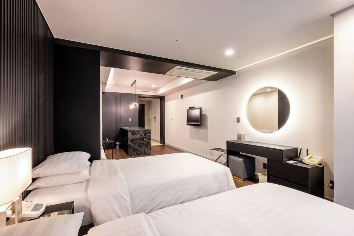 Down comforters, in-room safe, blackout drapes, soundproofing