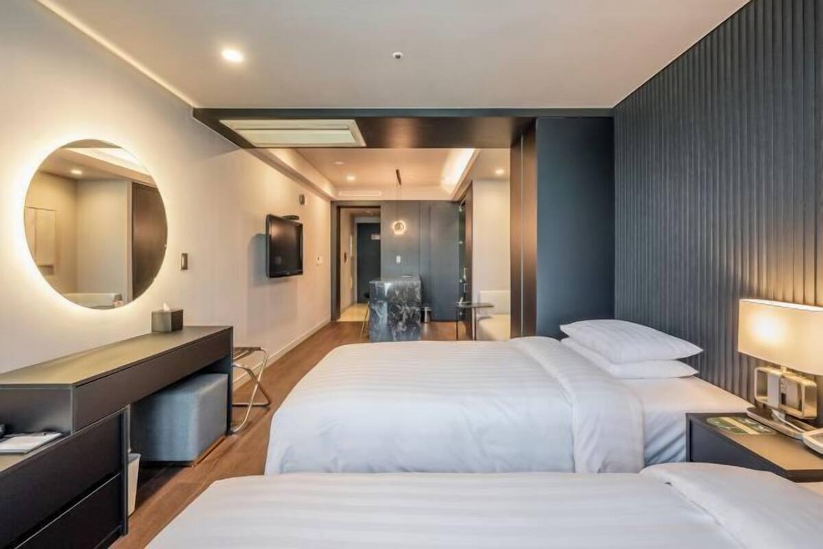 Down comforters, in-room safe, blackout drapes, soundproofing