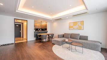 Family Suite (self-catering) | Living area