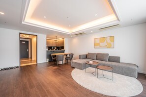 Family Suite (self-catering) | Living area