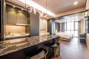 尊贵双床房 | 羽绒被、客房内保险箱、特色家居、遮光窗帘